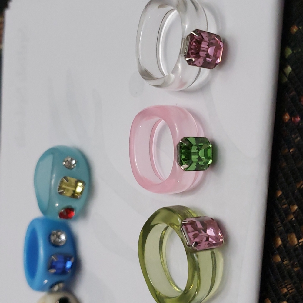 8 Plastic Costume Rings - Picture 7 of 10